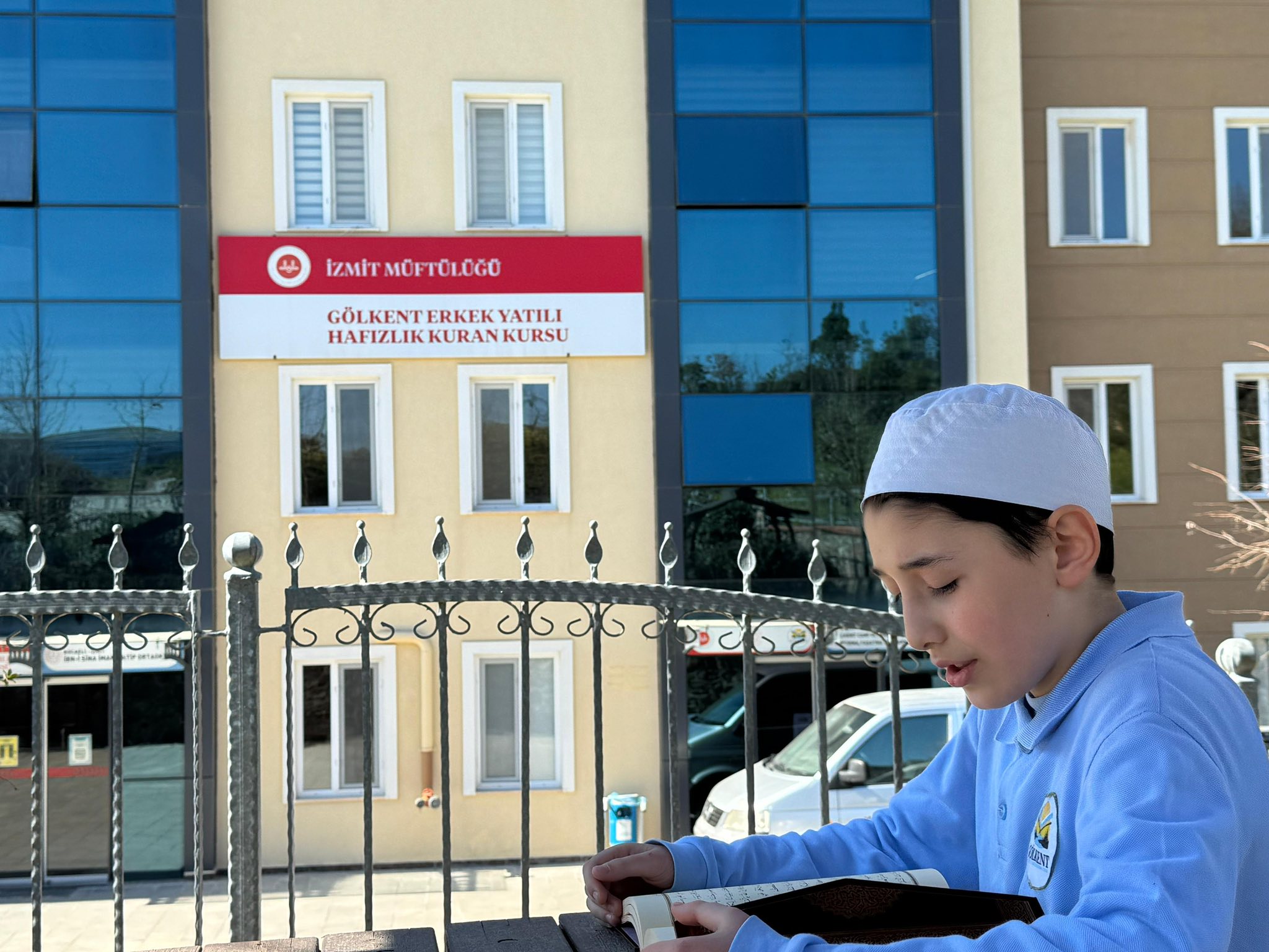 �ki bu�uk ayda Haf�z oldu. 95. Haf�z�m�z Hasan KELE�